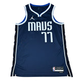 Jordan Dallas Mavericks NBA 2022/24 Dončić No.77 Swingman Statement Edition Basketball Jersey (L)